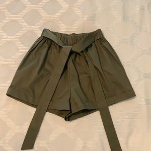 Women’s/juniors elastic waist w/tie shorts.